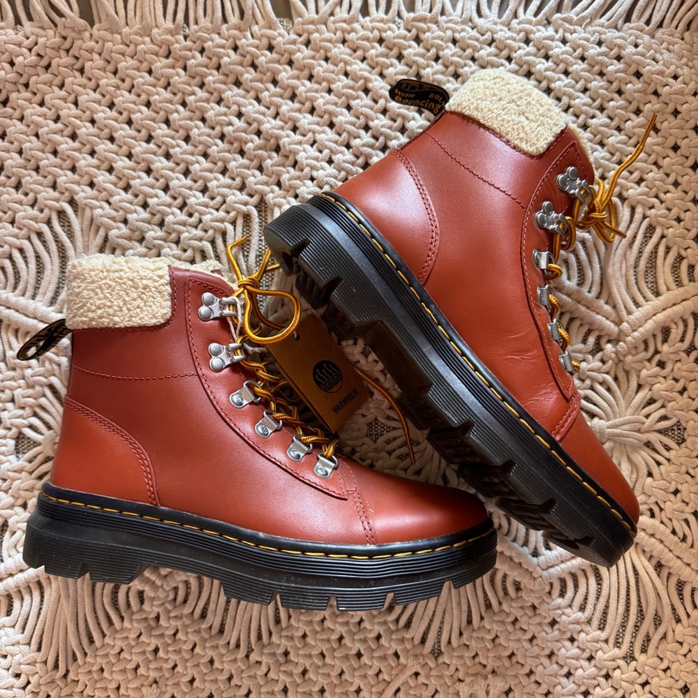 Dr. MARTENS COMBS WOMEN FAUX FUR-LINED CASUAL BOOTS NWT Size 7